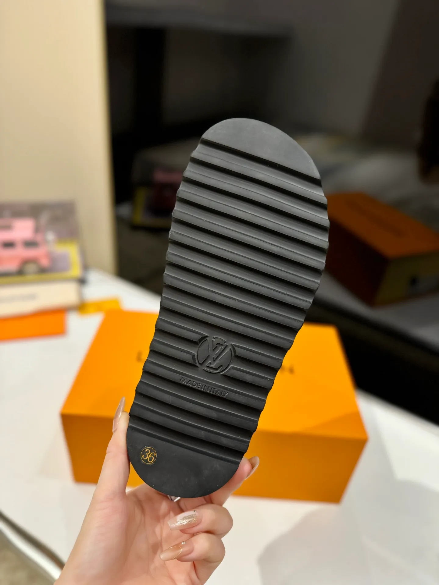 👟👟Ex-factory price 560👟👟 Louis Vuitton lv louis vuott…on fw24 new arrival～The latest furry slippers for autumn and winter🏂🏂 This pair of furry slippers is also very good-looking! The leather ones are very high-end! ! !Paired with denim shorts in autumn and winter, it’s perfect! Put it on and you will instantly have your ideal height! 😍 A favorite style, with fashion elements, the appearance of the upper is full of nobility. Wearing it can always show off the fashionable charm of women. It is fashionable but not too showy. The high-end beef tendon on the upper and the Lvjia letter buckle are so beautiful. ✅Upper: imported high-end frosted/cow leather ✅Outsole: original outsole ✅Inner lining: imported real wool ✅Size: 35-42 (41.42 customized, non-returnable) ✅Packaging: full set of original drawer box